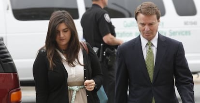 John Edwards y su hija mayor Cate entran a los juzgados de Greensboro.