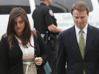 John Edwards y su hija mayor Cate entran a los juzgados de Greensboro. 