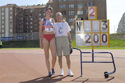 Ruth Beitia, junto a su entrenador, Ramón Torralbo, tras lograr el récord nacional de salto de altura en Avilés.