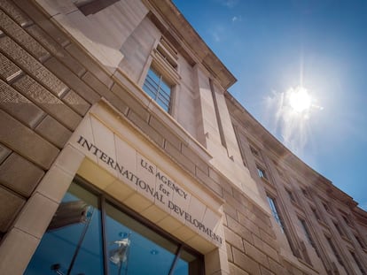 Frente de la sede de la  Agencia de Ayuda Internacional (USAID, en inglés), en Washington.