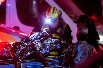 Un incendio en las instalaciones del Instituto Nacional de Migración (INM) en Ciudad Juárez (noreste de México) ha dejado al menos 38 muertos y 28 heridos de gravedad en la madrugada de este martes. En la imagen, un paramédico asiste a un migrante que sobrevivió el siniestro. 