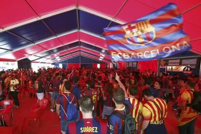 Aficionados del Barcelona en la 'fan zone', horas antes de la final.