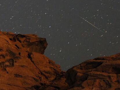 Un meteorito de las Perseidas pasa por encima de un afloramiento de arenisca en Redstone en el área silvestre de Pinto Valley en el Área de Recreación Nacional de Lake Mead, Nevada.