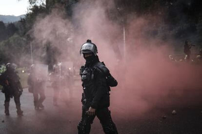 El ESMAD lanza gases contra los manifestantes, durante el paro nacional contra la reforma tributaria, el 1 de mayo, en Bogotá, Colombia.