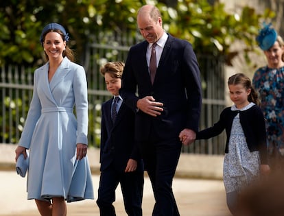El príncipe Guillermo junto a su mujer, Kate, y los dos hijos mayores de ambos, Jorge y Carlota.