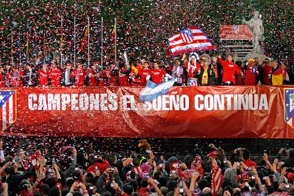 El Atlético celebra la Liga Europa en la plaza de Neptuno ante su afición.
