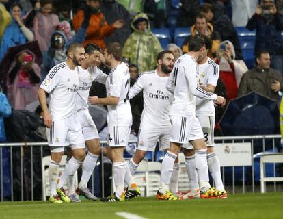 Los jugadores del Real Madrid felicitan a Cristiano por el primer gol