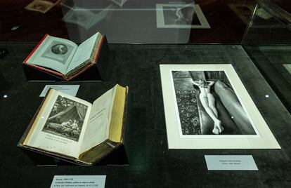 Dos libros de la exposición, junto a una fotografía de Pedro Hernández. 