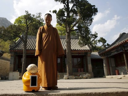 El maestro Xianfan junto a su alter ego robótico, Xian'er, en el templo budista de Longquan.