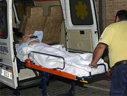 Un sanitario traslada al hospital a una de las 13 víctimas de la intoxicación en la Residencia San Marcos de Paredes de Nava.