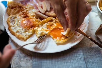 Un plato de huevos con jamón de Casa Lola.