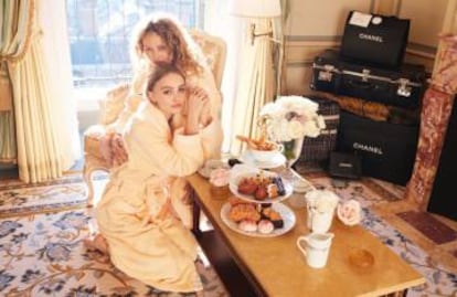 Lily-Rose Depp y su madre Vanessa Paradis.