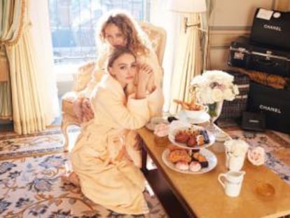 Lily-Rose Depp y su madre Vanessa Paradis.