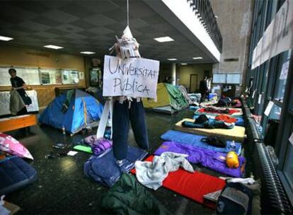 Colchones y tiendas de campaña en el encierro que comenzaron el 27 de noviembre los alumnos de la Facultad de Geografía e Historia de Valencia.