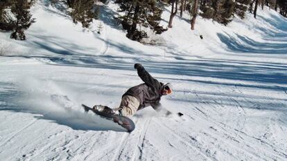 Un amante del 'snowboard' disfrutando de un descenso en la nieve.