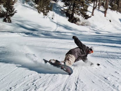 Un amante del 'snowboard' disfrutando de un descenso en la nieve.