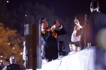 Cristiano Ronaldo se hace una foto en el autobús de campeones.