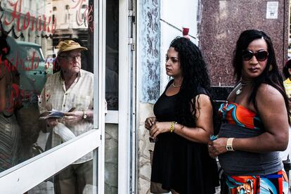 Dos mujeres transexuales esperan para comprar el pan en una pequeña tienda de la avenida del Prado, en La Habana. “Somos diferentes, y la gente rechaza todo lo raro. Antes nos llegaban a repudiar en la calle y ahora ya hay cierta tolerancia. Al menos no nos insultan o agreden de manera violenta. A mi me abrieron la cabeza a pedradas en pleno parque de la Fraternidad”, asegura Laila.