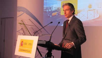 El ministro de Fomento, Íñigo de la Serna, este lunes en El Prat.