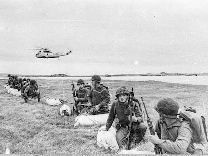 Soldados argentinos desembarcan en la isla Soledad, el 2 de abril de 1982.