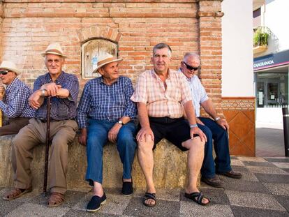 Vecinos en la plaza del pueblo de Zafarraya (Granada). 