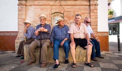 Vecinos en la plaza del pueblo de Zafarraya (Granada). 