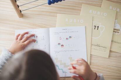 Una niña trabaja con un cuaderno de la marca Rubio.