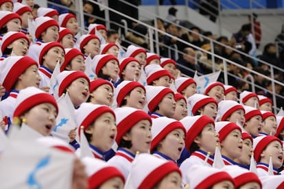Las 'cheerleaders' coreanas durante la ronda preliminar masculina del partido de hockey sobre hielo entre la República Checa y Corea del Sur, en los Juegos Olímpicos de Invierno de Pyeongchang (Corea del Sur), el 15 de febrero de 2018.