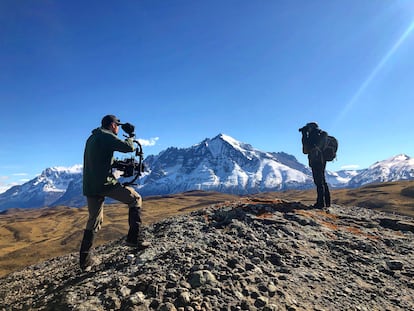 El documentalista René Araneda, con binoculares, y el camarógrafo Benjamin Goertzen, en Torres del Paine.