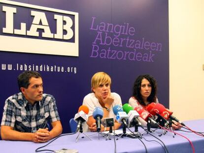 Ainhoa Etxaide, en el centro, durante la rueda de prensa de LAB.