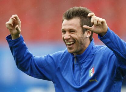 Antonio Cassano bromea en un entrenamiento de Italia.