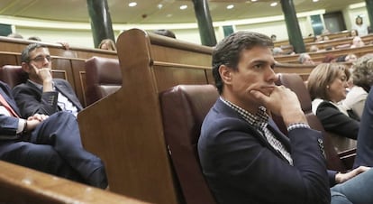 Los diputados socialistas Eduardo Madina y P&eacute;dro S&aacute;nchez. 