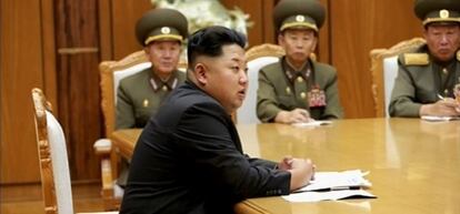 El presidente de Corea del Norte, Kim Jong-un, duranre una reunión de emergencia con el Comité Central Militar del Partido de los Trabajadores