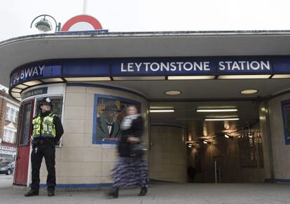 Policial do lado de fora da estação Leytonstone.