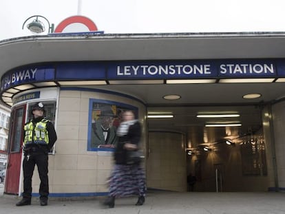 Policial do lado de fora da esta&ccedil;&atilde;o Leytonstone.