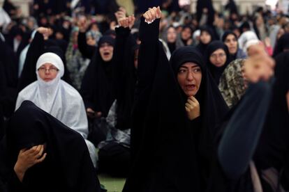 Decenas de miles de personas salieron este viernes a las calles de Teherán para protestar contra los "crímenes" de Estados Unidos, después de la muerte de un alto comandante iraní en un bombardeo de Estados Unidos en Bagdad. En la imagen, un grupo de mujeres protestan durante la oración del viernes en Teherán (Irán).