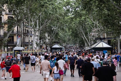 Viandantes en la Rambla de Barcelona.