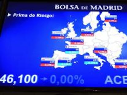 Vista del panel de la Bolsa de Madrid que refleja la evolución de la prima de riesgo de los países europeos. EFE/Archivo