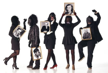 Cinco integrantes del colectivo artístico Guerrilla Girls.