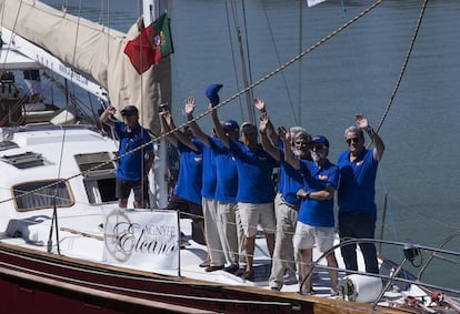 Tripulantes del 'Pros' saludan al zarpar de Sevilla para iniciar la travesía que emulará la circunnavegación de Magallanes y Elcano.