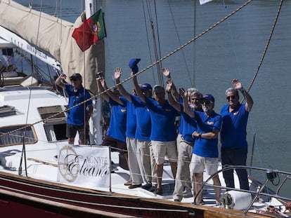 Tripulantes del 'Pros' saludan al zarpar de Sevilla para iniciar la travesía que emulará la circunnavegación de Magallanes y Elcano. 