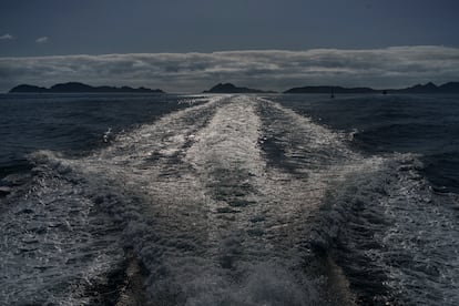 El mar con las islas Cíes en el horizonte.