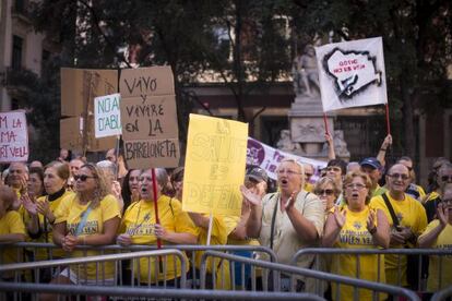 Los vecinos de la Barceloneta abuchean a Xavier Trias.