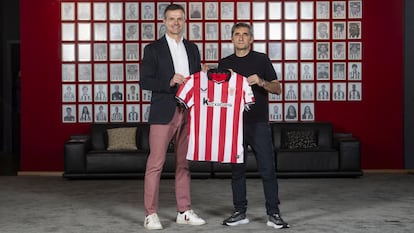El presidente del Athletic de Bilbao, Jon Uriarte (izda), posa junto a Ernesto Valverde tras el acuerdo de renovar una temporada más por el Athletic Club este viernes.