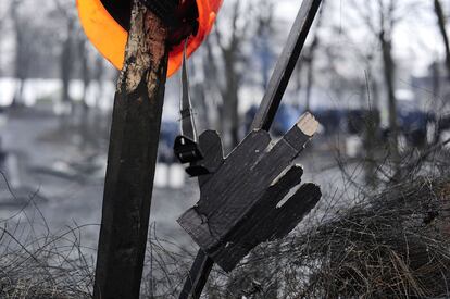 Gesto ofensivo en una mano negra de papel que preside una barricada en la calle Hrushevskoho de Kiev durante el conflicto ucranio. 7 de febrero de 2014.