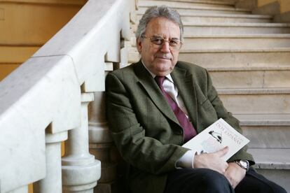 Santos Juliá, durante la presentación de su libro 'Historia de las dos Españas', en el Círculo de Bellas Artes de Madrid en 2004.