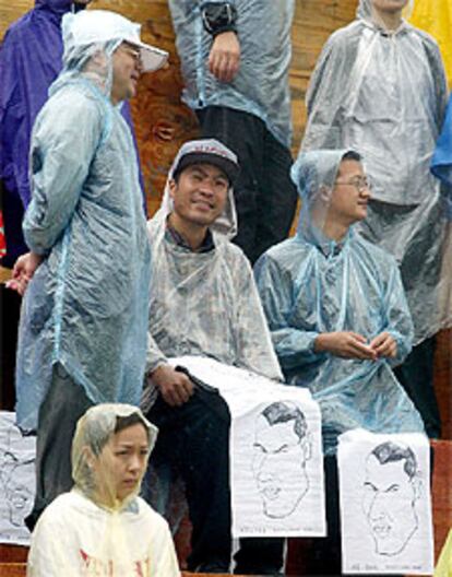 Aficionados chinos, con caricaturas de Zidane, en el entrenamiento del Madrid.
