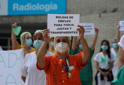 Protesta del personal sanitario frente al hospital madrileño Gregorio Marañón, el lunes.