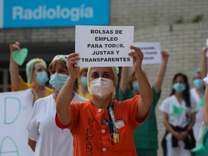 Protesta del personal sanitario frente al hospital madrileño Gregorio Marañón, el lunes.