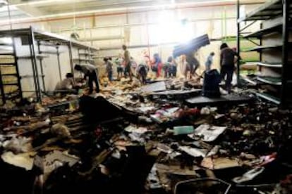 El supermercado de la marca Chango Más fue saqueado en medio de la protesta de huelga de la policía provincial de la ciudad de Tucumán, el pasado martes 10 de diciembre de 2013, en Gran San Miguel de Tucumán (Argentina).